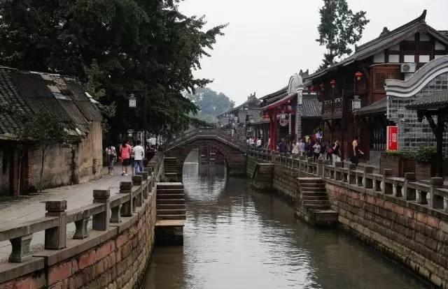 男生和女朋友分手4个多月后，发动态:当你走过时，我总回在灯火阑珊处偷看你。是怀念前女友？！游戏画面
